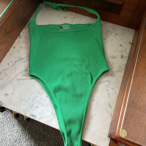 Bright green ribbed Pretty Little Thing bodysuit - Picture 2 of 5